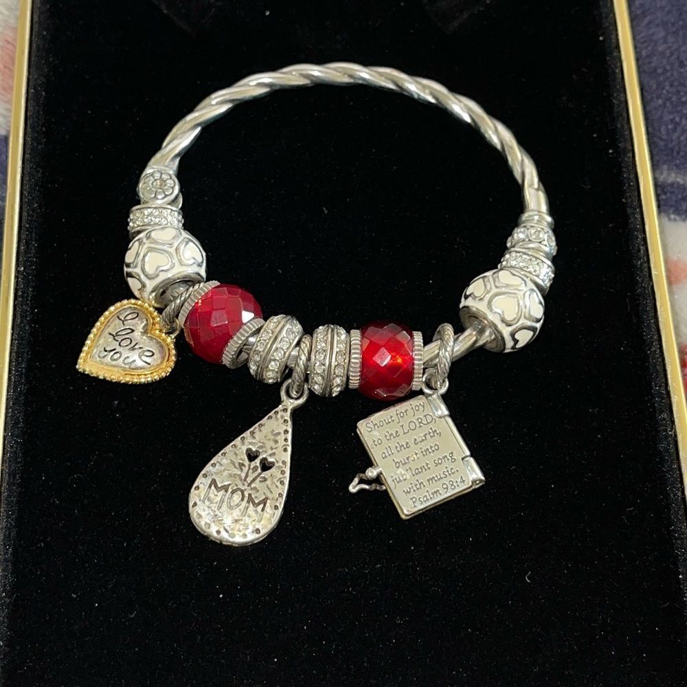 Red charm bracelet - Picture 4 of 7
